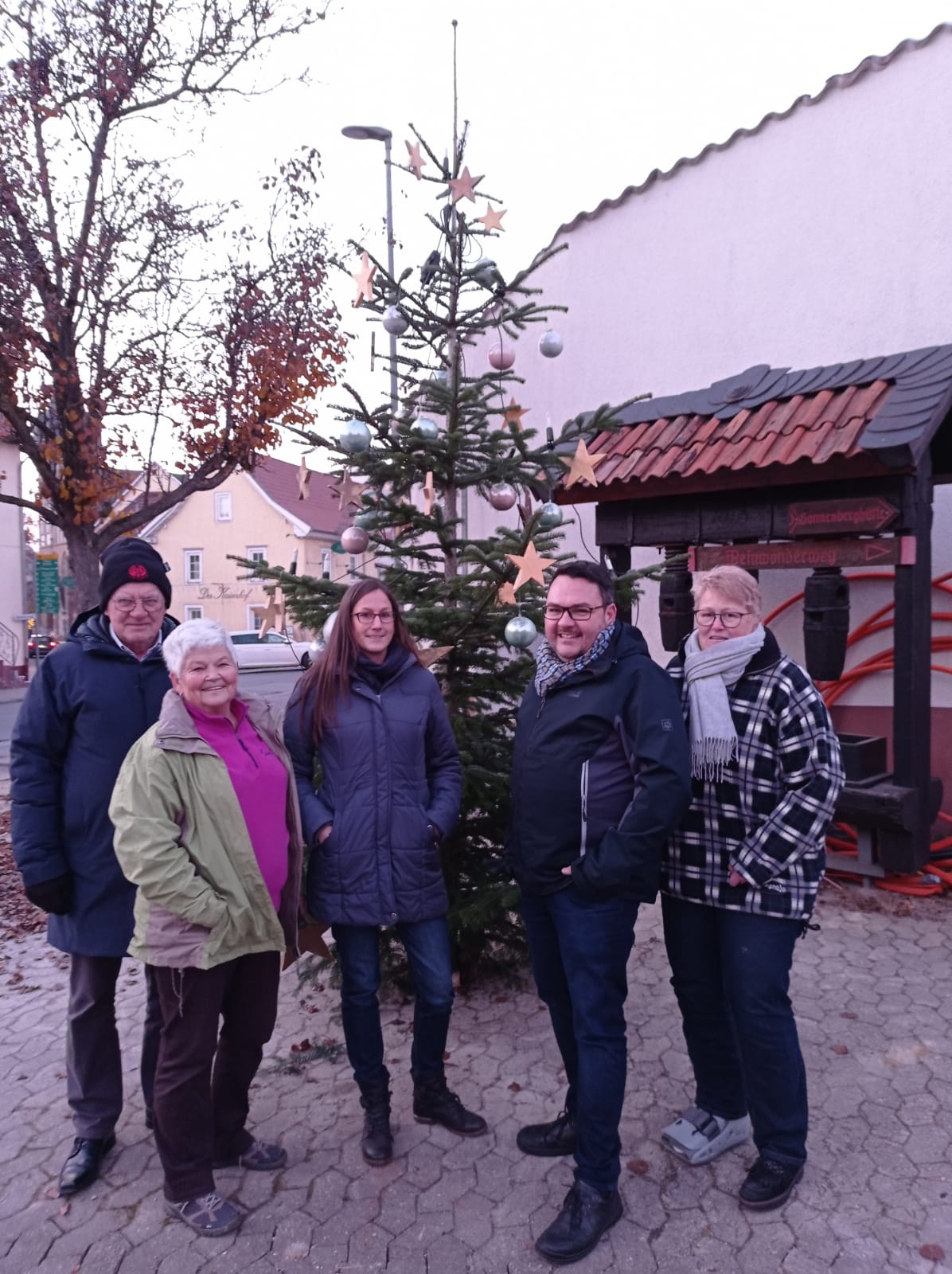 Traditionelle Weihnachtsbaum-Schmückaktion